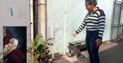Siti Nurlaela, 30 tahun, menunjukkan lokasi penemuan bayi laki-laki di depan rumahnya di Gang Apel, Kelurahan Duren Jaya, Kota Bekasi, Minggu 6 Juli 2025. (Sumber: POSKOTA | Foto: Nurpini Aulia Rapika)