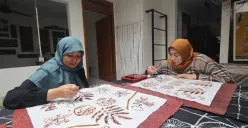 Proses kreatif membatik oleh penyintas kanker dan difabel di Rumah Batik Palbatu. Dengan sentuhan inklusif, Rumah Batik Palbatu tumbuh sebagai ruang aman, kreatif, dan produktif bagi komunitas rentan. (Sumber: Dok. PLN UID Jakarta Raya)
