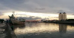 Pemandangan pelabuhan Sunda Kelapa dengan latar belakang perahu dan bangunan tradisional, Jakarta (Sumber: PICRYL)