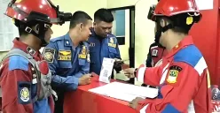 Sejumlah petugas Damkar di Kabupaten Bekasi tengah memeriksa ulang modus DC pinjol berkedok laporan penemuan ular di kawasan Desa Burangkeng, Kecamatan Setu, Kabupaten Bekasi, Senin, 7 Juli 2025. (Sumber: Istimewa)
