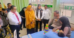 Kapolres Purwakarta AKBP Lilik Ardiansyah menjenguk balita korban penyiksaan keji ayah kandungnya yang dirawat di RSUD Bayu Asih. (Sumber: POSKOTA | Foto: Dadan Sukmana)