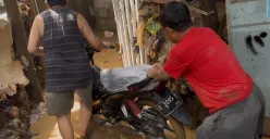 Warga mengeluarkan kendaraan seusai banjir surut dan hanya menyisakan kudapan lumpur di Bidara Cina, Jakarta Timur, Senin, 7 Juli, 2025. (Sumber: Poskota/M. Tegar Jihad)