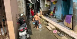 Warga RW 05 Kelurahan Kedoya Selatan, Kebon Jeruk, Jakarta Barat, bersih-bersih rumah pasca dilanda banjir, Senin, 7 Juli 2025. (Sumber: Poskota/Pandi Ramedhan)