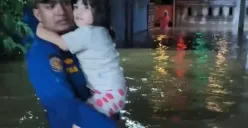 Petugas Damkar UPT Cimanggis mengevakuasi balita di tengah kepungan banjir akibat tanggul kali jebol di Perum Lembah Nirmala 1, Mekarsari, Cimanggis, Kota Depok, Minggu, 6 Juli 2025, malam. (Sumber: Damkar Depok)