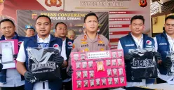 Kapolres Cimahi AKBP Niko Nurullah Adi Putra (tengah) menunjukan barang bukti narkotika jenis tembakau sintetis, Senin 7 Juli 2025. (Sumber: POSKOTA | Foto: Gatot Poedji Utomo)