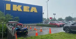 Parkiran IKEA Alam Sutera, Kota Tangerang, sempat dialihkan ke lahan samping gedung, Senin, 7 Juli 2025. (Sumber: Poskota/Primayanti Juli Kumala Manalu)