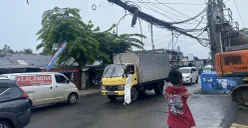 Kondisi kabel semrawut hingga menjulur ke ruas Jalan Haji Mansyur, Kelurahan Gondrong, Kecamatan Cipondoh, Kota Tangerang pada Senin, 7 Juli 2025. (Sumber: POSKOTA | Foto: Primayanti)
