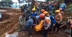 Tim SAR gabungan mengevakuasi jenazah korban longsor di kawasan Puncak, Cisarua, Kabupaten Bogor, Minggu, 6 Juli 2025. (Sumber: BPBD Kabupaten Bogor)