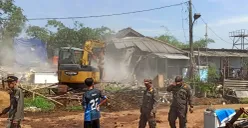 Bangunan di atas lahan yang disengketakan oleh pihak yang mengaku ahli waris dibongkar oleh petugas dari Satpol PP dibantu instansi terkait. (Sumber: POSKOTA | Foto: Angga Pahlevi)