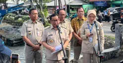 Gubernur Jakarta, Pramono Anung saat meninjau Kalo Irigasi Bekasi Tengah, Cakung, Jakarta Timur, Senin, 7 Juli 2025. (Sumber: Poskota/M. Tegar Jihad)