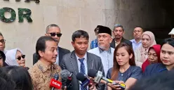 Pakar telematika Roy Suryo dan Rismon Hasiholan Sianipar, terlapor kasus tudingan ijazah palsu Jokowi diperiksa di Polda Metro Jaya, Senin 7 Juli 2025. (Sumber: POSKOTA | Foto: Pandi Ramedhan)