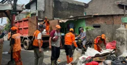 Sejumlah petugas UPS Badan Air sedang menangani sisa sampah banjir di Bidara Cina, Jakarta Timur, Senin, 7 Juli 2025. (Sumber: Poskota/M. Tegar Jihad)