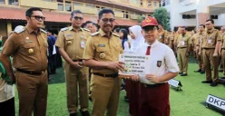 Pemerintah Kota Tangerang Lepas 15 Siswa Menuju Program Sekolah Rakyat di Plaza Puspemkot Tangerang pada Senin, 7 Juli 2025. (Sumber: Humas Pemkot Tangerang)