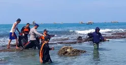 Tim SAR gabungan saat mengevakuasi korban terseret ombak di Pantai Karang Seke, Binuangeun, Lebak. (Sumber: Dok Balawista Lebak)