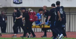 Petaka Piala Presiden 2025, Ahmad Jufriyanto alami cedera patah tulang rusuk usai berbenturan dengan pemain Port FC, Brayan Vargas. (Sumber: persib.co.id)