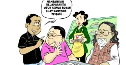 Seorang pria menasihati temannya di warteg sambil berkata, "Membangun kejayaan itu untuk semua bukan buat kantong pribadi." Suasana santai terlihat dari makanan sederhana dan ekspresi para tokoh yang penuh makna. (Sumber: Poskota/Arif Setiadi)