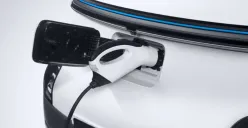 Wuling Air EV gunakan baterai IP67 tahan banjir dan 16 uji ekstrem. Simak keunggulan teknologi LFP dan garansi panjang. (Sumber: wuling.id)