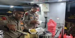 Anggota Pammat Dit Samapta Polda Metro Jaya menyiapkan makanan untuk dibagikan kepada para korban banjir di Cipinang Melayu, Jakarta Timur, Senin, 7 Juli 2025, malam. (Sumber: Polda Metro Jaya)