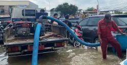 Banjir di Perumahan Pondok Maharta, Kelurahan Pondok Kacang Timur, Kecamatan Pondok Aren, Kota Tangerang Selatan (Tangsel), Selasa, 8 Juli 2025. (Sumber: Poskota/Primayanti Juli Kumala Manalu)