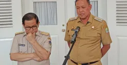 Wali Kota Bekasi, Tri Adhianto saat menyampaikan pernyataan kepada awak media didampingi Gubernur Jakarta, Pramono Anung di Balai Kota Jakarta, Selasa, 8 Juli 2025. (Sumber: Poskota/M. Tegar Jihad)