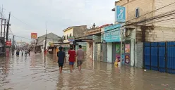 Jalan Raya Pisangan, Desa Satria Mekar, Kecamatan Tambun Utara, Kabupaten Bekasi, lumpuh total usai terendam banjir setinggi 50 sentimeter, Selasa, 8 Juli 2025. (Sumber: Poskota/Nurpini Aulia Rapika)