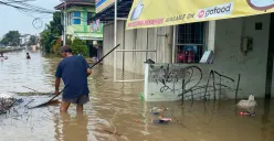 Situasi banjir di Perum Pondok Maharta, Kelurahan Pondok Kacang Timur, Kecamatan Pondok Aren, Kota Tangerang Selatan (Tangsel), Selasa, 8 Juli 2025. (Sumber: Poskota/Primayanti Juli Kumala Manalu)