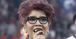 Rita Butar Butar saat menyanyikan Indonesia Raya pada pembukaan Piala Presiden 2025 di Stadion GBK, Jakarta, 6 Juli 2025. (Sumber: Tiktok/@angelsimanjuntak12)