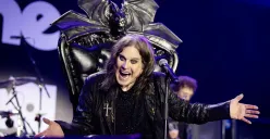 Ozzy Osbourne tampil penuh semangat dalam konser terakhirnya meski kondisi fisik menurun akibat Parkinson. (Sumber: Instagram/@ozzyosbourne)