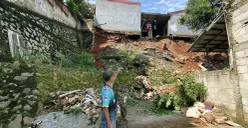 Kondisi tembok turap yang longsor di Perumahan Puri Pamulang, Kelurahan Bambu Apus, Kecamatan Pamulang, Kota Tangerang Selatan pada Selasa, 8 Juli 2025. (Sumber: POSKOTA | Foto: Primayanti)
