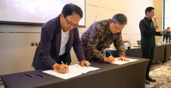 CEO NeutraDC Nxera Batam Indrama YM Purba (kiri), dengan Director, Chief Commercial and Business Development Officer PT Medco Power Femi Firsadi Sastrena (kanan), melakukan penandatanganan MoU, di Batam, kemarin. (Sumber: Dok. Telkom)