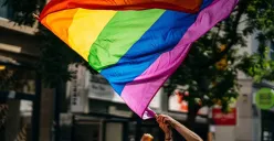 Ilustrasi bendera pelangi yang dijadikan simbol komunitas LGBT (Lesbian, Gay, Bisexual, dan Transgender). (Sumber: X/@acarbiawak)