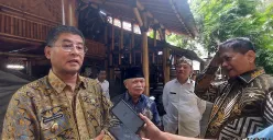 Wagub Jabar, Erwan Setiawan bersama Wamen Transmigrasi Indonesia, Viva Yoga Mauladi berkunjung ke Yayasan Bambu Indonesia di Sukahati, Cibinong, Kabupaten Bogor, Selasa, 8 Juli 2025. (Sumber: POSKOTA | Foto: Sekar Putri Andini)