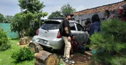 Mobil tabrak tembok perumahan sampai pohon nangka usai laka tunggal di kawasan Kembang Kerep, Kembangan, Jakarta Barat, Selasa, 8 Juli 2025. (Sumber: Poskota/Pandi Ramedhan)