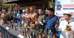 Barang bukti botol minuman keras dari beberapa warung kelontongan hingga kafe yang diperlihatkan di Mako Polresta Bogor, Selasa, 8 Juli 2025. (Sumber: Poskota/Sekar Putri Andini)