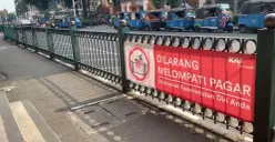 Imbauan bagi pengguna KRL agar tidak melompati pagar di Stasiun Cikini, Jakarta Pusat. (Sumber: Humas Daop 1 Jakarta)