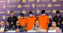 Konferensi pers kasus pembunuhan seorang notaris bernama Sidah Alatas alias SA, 60 tahun, yang jasadnya ditemukan di Kali Citarum, Kedungwaringin, Kabupaten Bekasi di Mapolda Metro Jaya. (Sumber: Poskota/Ali Mansur)
