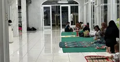 Warga Kembangan Selatan, Kembangan, Jakbar, mengungsi di masjid karena rumah masih kebanjiran, Selasa 8 Juli 2025. (Sumber: POSKOTA | Foto: Pandi Ramedhan)