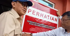 Menteri P2MI, Abdul Kadir Karding, turun langsung menyegel kantor PT Putri Samawa Mandiri di Jaka Mulya, Kecamatan Bekasi Selatan, Kota Bekasi, pada Selasa, 8 Juli 2025. (Sumber: POSKOTA | Foto: Nurpini Aulia Rapika)