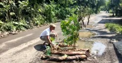 Sejumlah warga di Kampung Sabagi, Desa Pasir Tanjung, Kecamatan Rangkasbitung, Kabupaten Lebak, saat melakukan aksi tanam pohon singkong. (Sumber: Dok Warga)