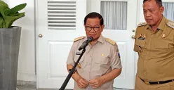 Gubernur Jakarta, Pramono Anung saat menyampaikan pernyataan kepada awak media didampingi Wali Kota Bekasi, Tri Adhianto, di Balai Kota DKI Jakarta, Selasa, 8 Juli 2025. (Sumber: POSKOTA | Foto: M Tegar Jihad)