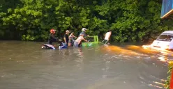Warga di Kembangan Selatan, Kembangan, Jakbar, buka jasa sewa gerobak untuk pengendara motor yang mau menyebrangi banjir di ruas Jalan Ring Road, Selasa 8 Juli 2025. (Sumber: POSKOTA | Foto: Pandi Ramedhan)
