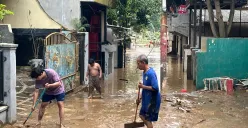 Sejumlah warga berusaha membersihkan lingkungan mereka dari lumpur imbas banjir yang terjadi. BPBD menyebut sebanyak 62 RT di Jakarta dilaporkan tergenang, Selasa, 8 Juli 2025. (Sumber: Poskota/Pandi Ramedhan)