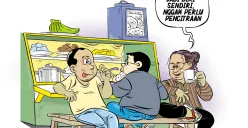 Tiga sahabat bersantai di warteg sambil berdiskusi ringan soal kehidupan dan jabatan. Salah satu dari mereka menegaskan, “Jadi diri sendiri, nggak perlu pencitraan.” (Sumber: Poskota/Arif Setiadi)
