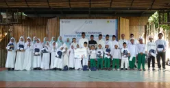 Pengurus YBM PLN UID Jakarta Raya berfoto bersama dengan para anak yatim dhuafa penerima santunan sebagai penutup kegiatan penuh makna dan kebahagiaan bulan Muharram di Ocean Dream Samudra, Ancol, Jakarta (Sumber: Dok. PLN UID Jakarta Raya)