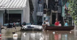 Ilustrasi, warga menaiki perahu melintasi banjir di Jalan Pirus, Bidara Cina, Jatinegara, Jakarta Timur, Minggu, 8 Juli 2025. (Sumber: Poskota/Bilal Nugraha Ginanjar)