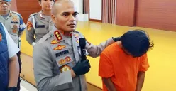 Kapolres Metro Bekasi, Kombes Pol Mustofa dan Riki Susanto, 42 tahun, terduga pelaku kasus pencabulan kepada anak tiri. (Sumber: POSKOTA | Foto: Nurpini Aulia Rapika)