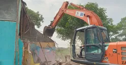 Pembongkaran bangunan liar di sepanjang sempadan jalan dan bantaran sungai Kampung Pulo Timaha, Desa Babelan Kota, Kecamatan Babelan, Kabupaten Bekasi, Rabu, 9 Juli 2025. (Sumber: Poskota/Nurpini Aulia Rapika)