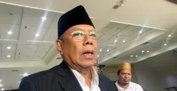 Wali Kota Tangsel, Benyamin Davnie saat ditemui di gedung DPRD Tangsel usai mengikuti rapat paripurna pada Rabu, 9 Juli 2025. (Sumber: POSKOTA | Foto: Primayanti)