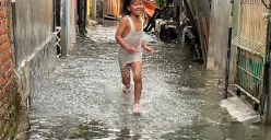 Anak-anak saat bermain di genangan banjir, Cakung, Jakarta Timur, Rabu, 9 Juli 2025. (Sumber: Poskota/M. Tegar Jihad)