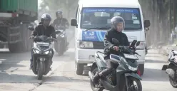 Ilustrasi pengendara motor melintasi jalan rusak. (Sumber: Poskota/Bilal Nugraha Ginanjar)